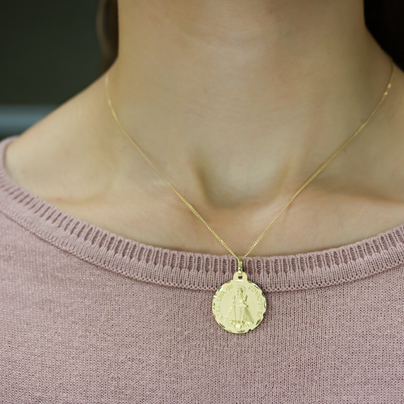Medalla Virgen de Covadonga Labrada Oro 18k Cuello